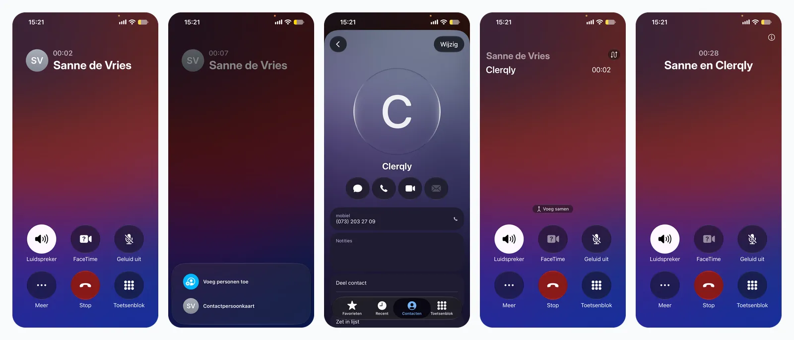 De vijf stappen op een iPhone, van links naar rechts: het gesprek, Meer met Voeg personen toe, het contact Clerqly, Voeg samen, en het gesprek met z’n drieën